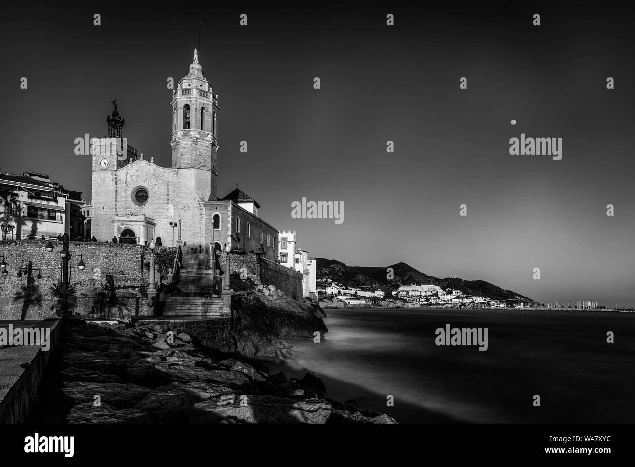 Sitges è una città nei pressi di Barcellona in Catalogna, Spagna. Essa è famosa per le sue spiagge e la vita notturna. Foto Stock