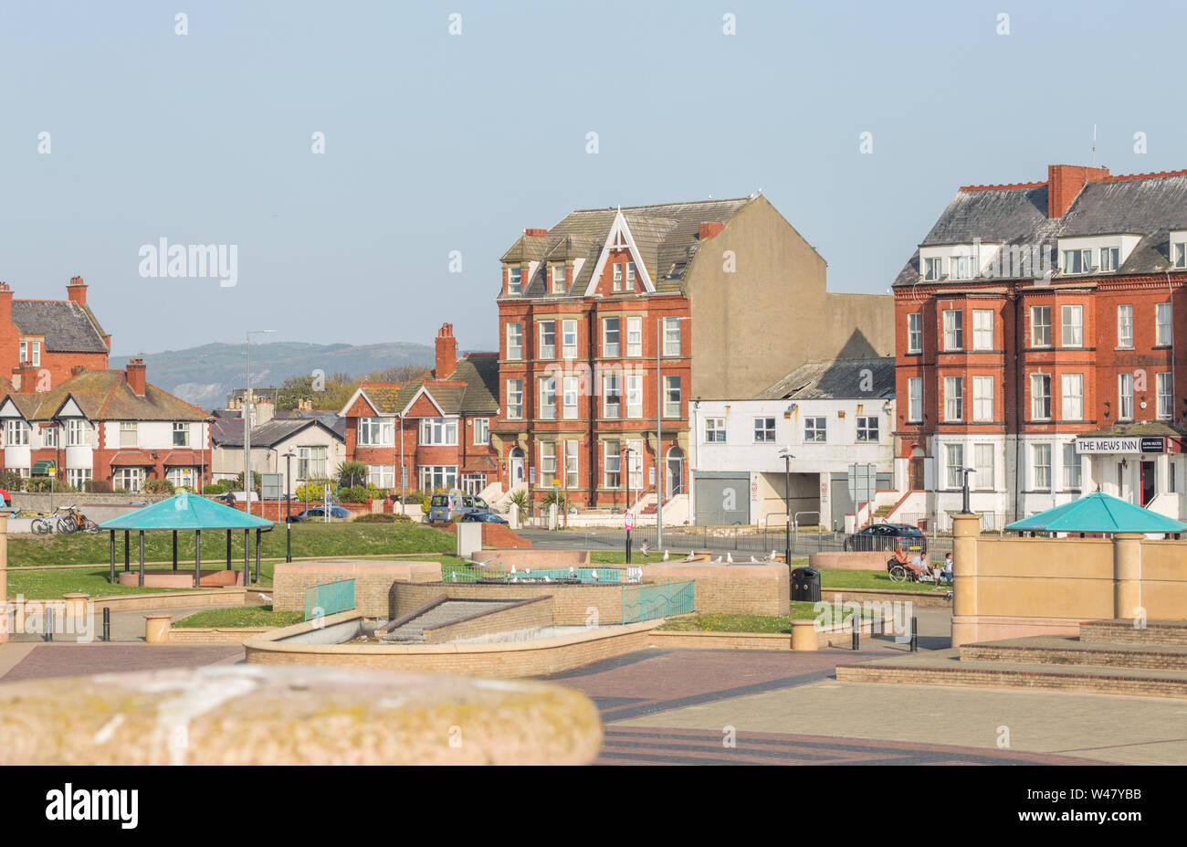 Colorata architettura costiera a bright giornata soleggiata in Rhyl, Galles del Nord, Regno Unito Foto Stock