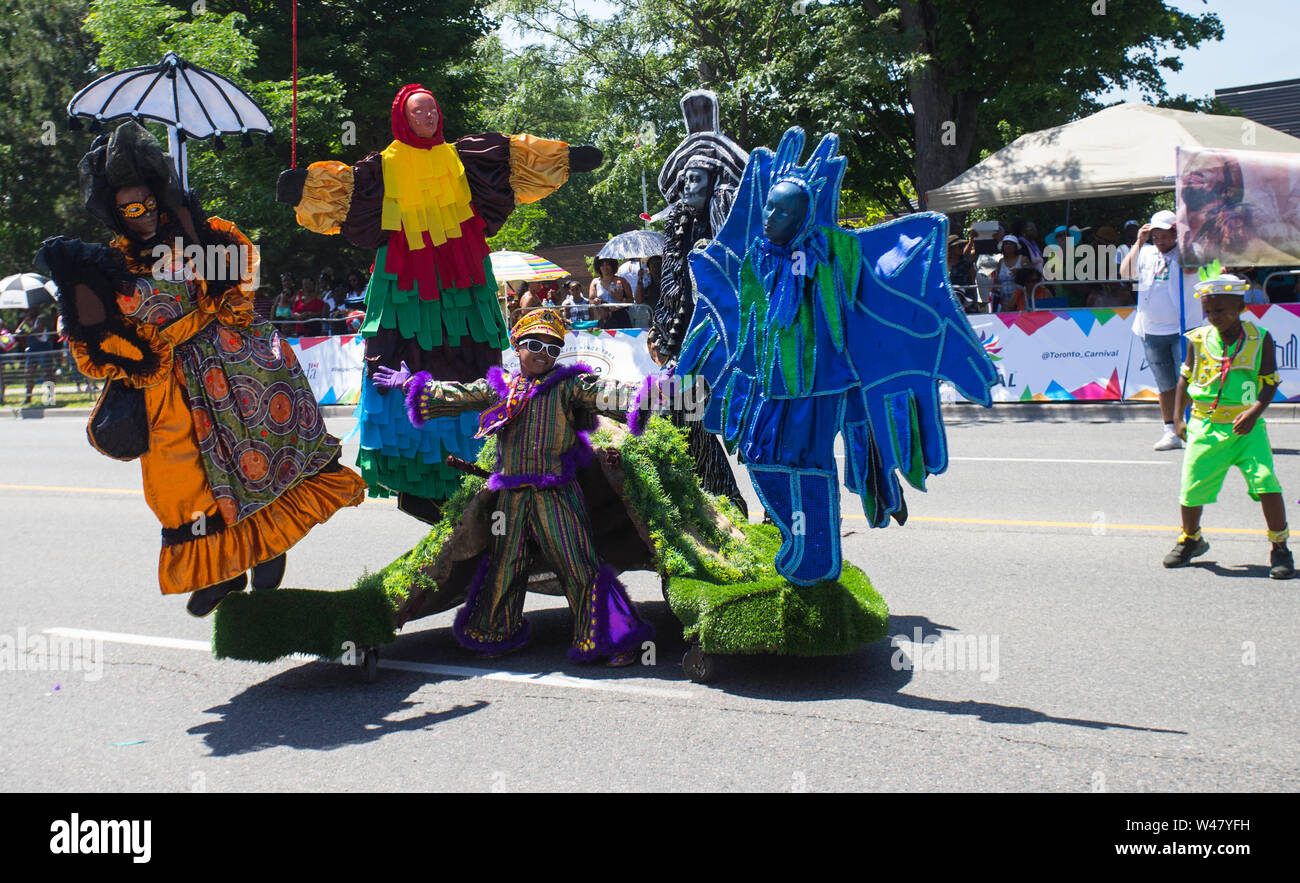 Toronto, Canada. Il 20 luglio, 2019. Un vestito di danze del ragazzo durante la Junior sfilata di carnevale del 2019 Toronto Caribbean Carnival in Toronto, Canada, 20 luglio 2019. Più di duemila giovani partecipanti hanno preso parte a questa parata annuale qui il sabato. Credito: Zou Zheng/Xinhua/Alamy Live News Foto Stock