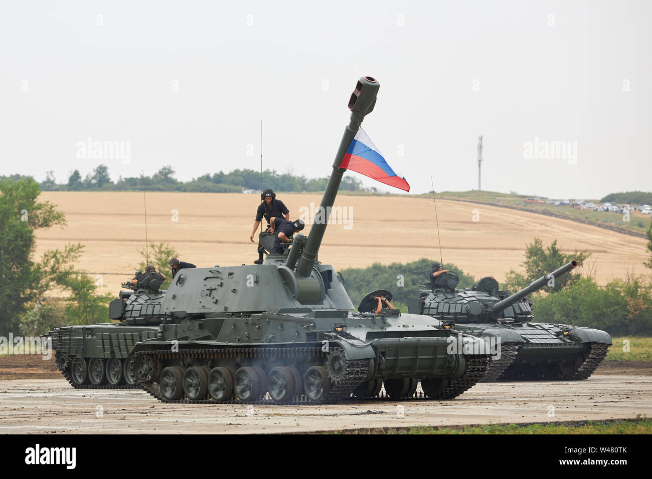 SAMBEK, ROSTOV REGIONE, Russia, 28 giugno 2019: Internazionale della tecnica militare esercito forum-2019. Equipaggio del serbatoio di raggiungere l'interno del semovente obice Foto Stock