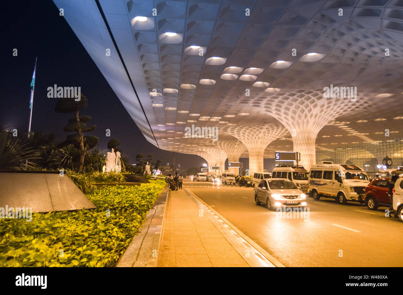 Bella esterni dell'aeroporto internazionale di Mumbai durante la notte anche chiamato aeroporto internazionale Chhatrapati Shivaji Foto Stock