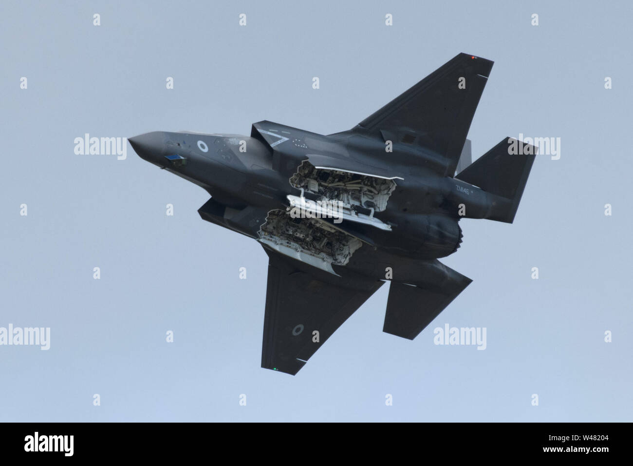 Il Royal International Air Tattoo, RAF Fairford, Gloucestershire, UK. Il 20 luglio 2019. Lockheed Martin F-35B Lightning esegue il secondo giorno della mostra annuale. Oltre 20 nazioni partecipano, con 8 ore di volo visualizza oggi. 200.000 persone sono attese per assistere nel corso dei tre giorni. Evento di quest'anno celebra i 70 anni della NATO. Credito: Andrew Bartlett/Alamy Live News Foto Stock