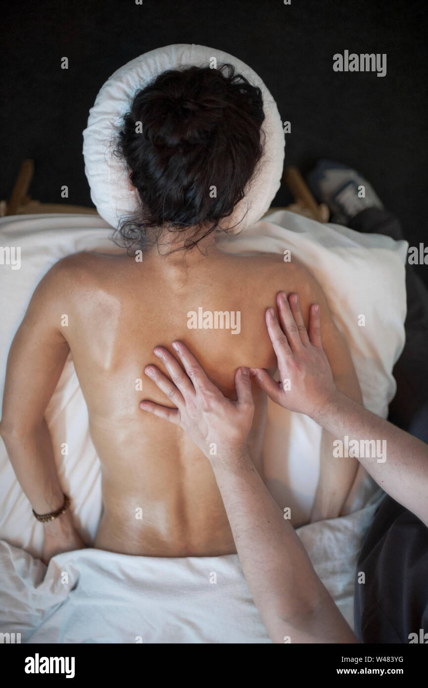 Terapista del sesso maschile dando donna client di terapia di massaggio la carrozzeria. L'uomo terapeuta è ispanico e il suo cliente è caucasiche. Foto Stock