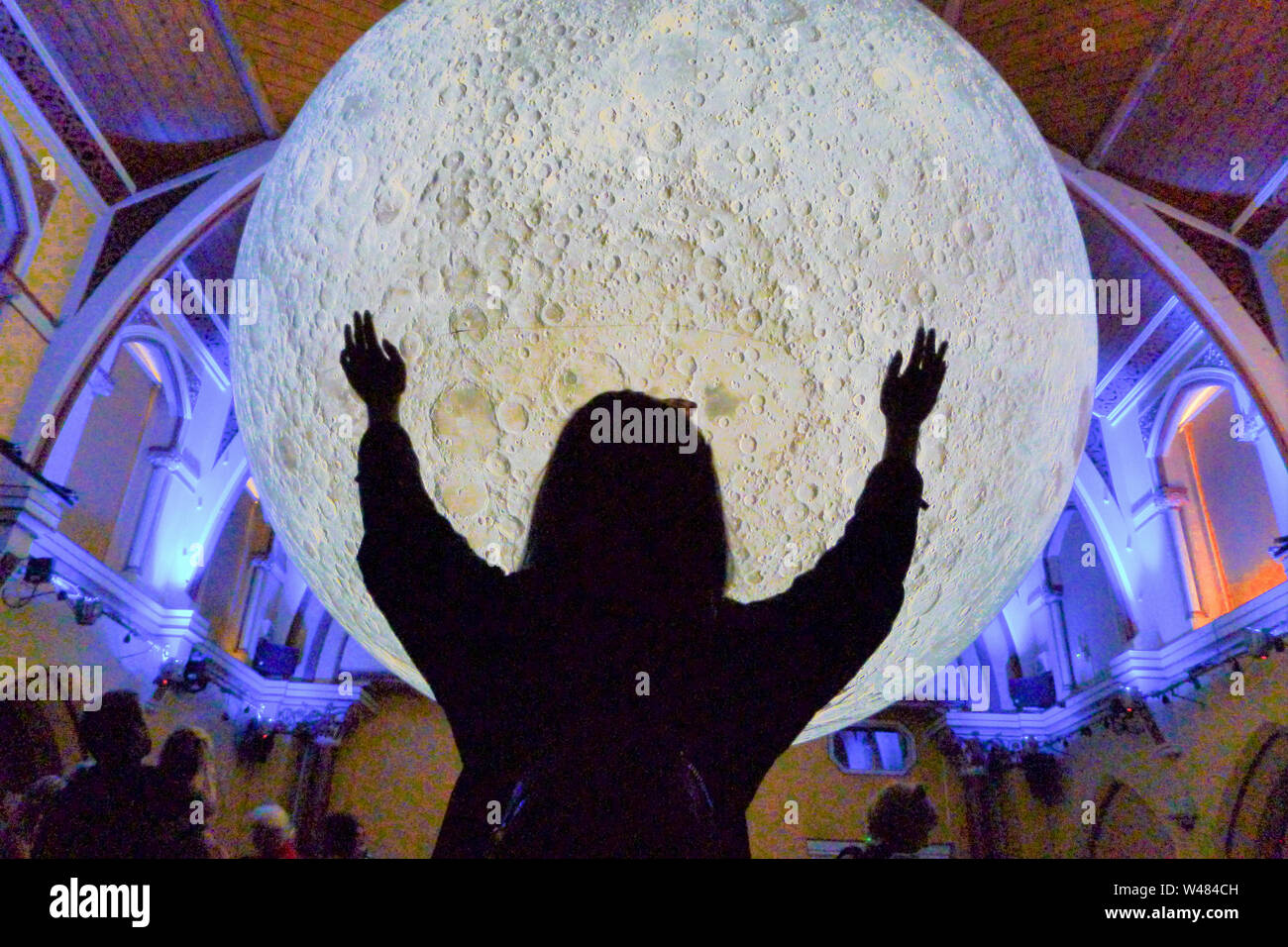 Dorchester, Regno Unito. Il 21 luglio 2019. Luke Jerram's 'Museum della Luna" atterra a Dorchester Corn Exchange, in occasione del cinquantesimo anniversario del primo sbarco sulla luna. Credito: stuart fretwell/Alamy Live News Foto Stock