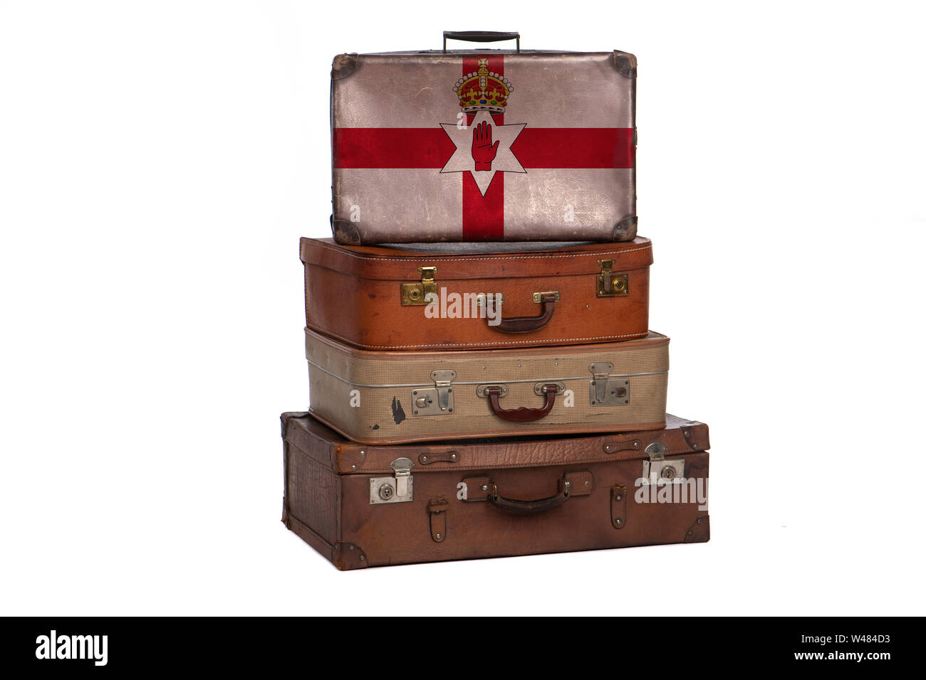 Irlanda del Nord concetto di viaggio. Gruppo di valigie vintage isolati su sfondo bianco Foto Stock