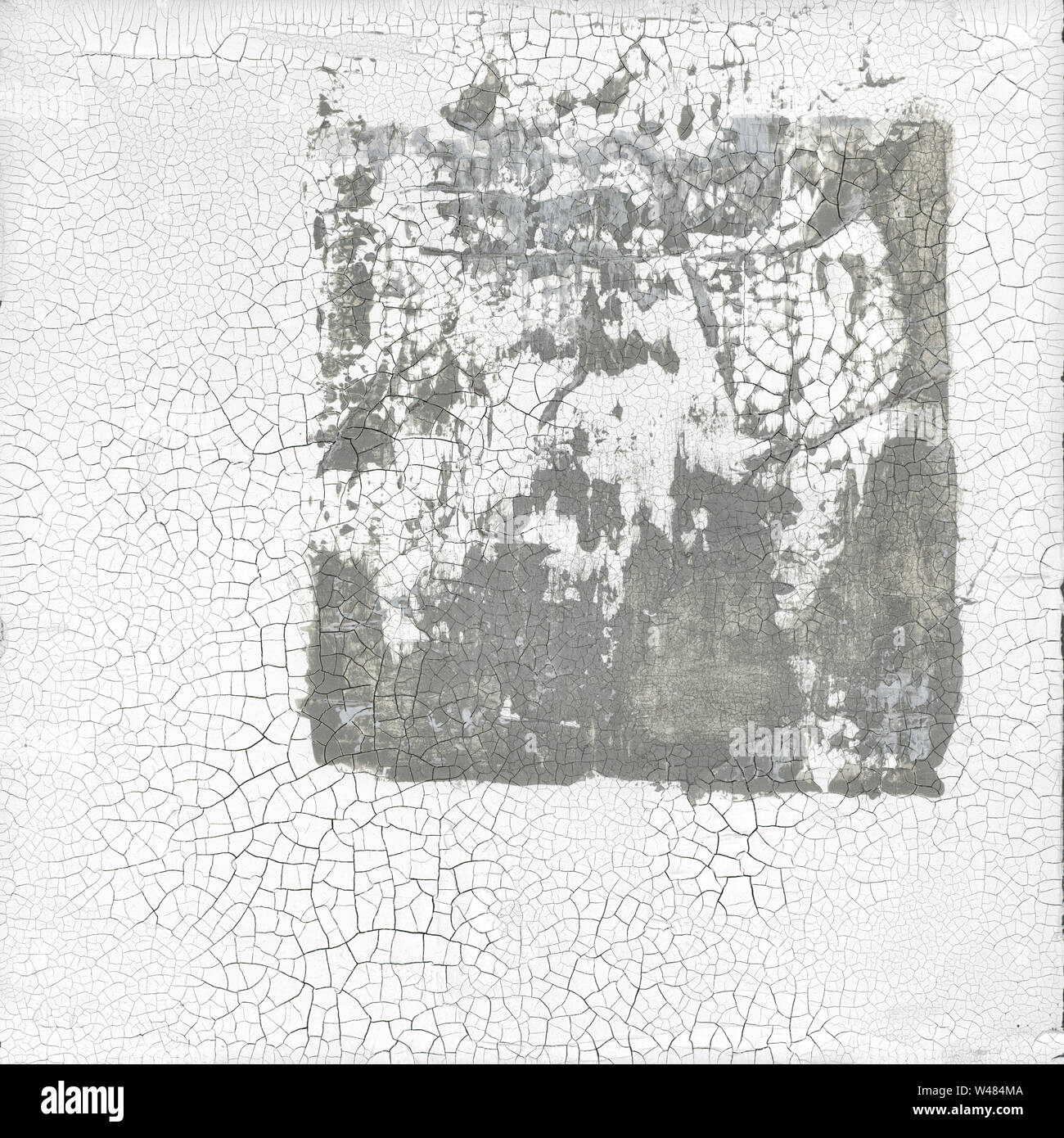 Frammenti di Zen minimalista bianco pittura incrinato con uno sfondo grigio neutro toni. Square abstract illustrazione simbolica. Foto Stock