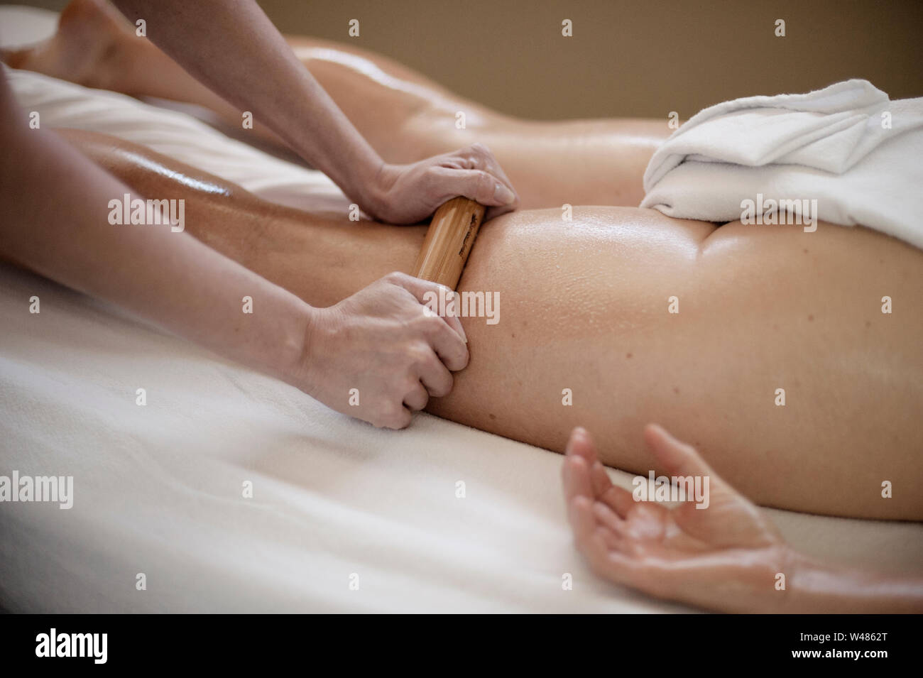 Caldo massaggio bambù denominato bamboo massaggio di fusione, è un tipo di  terapia di massaggio. Il buon bastoncini sono più penetrante per profondo  del tessuto Foto stock - Alamy