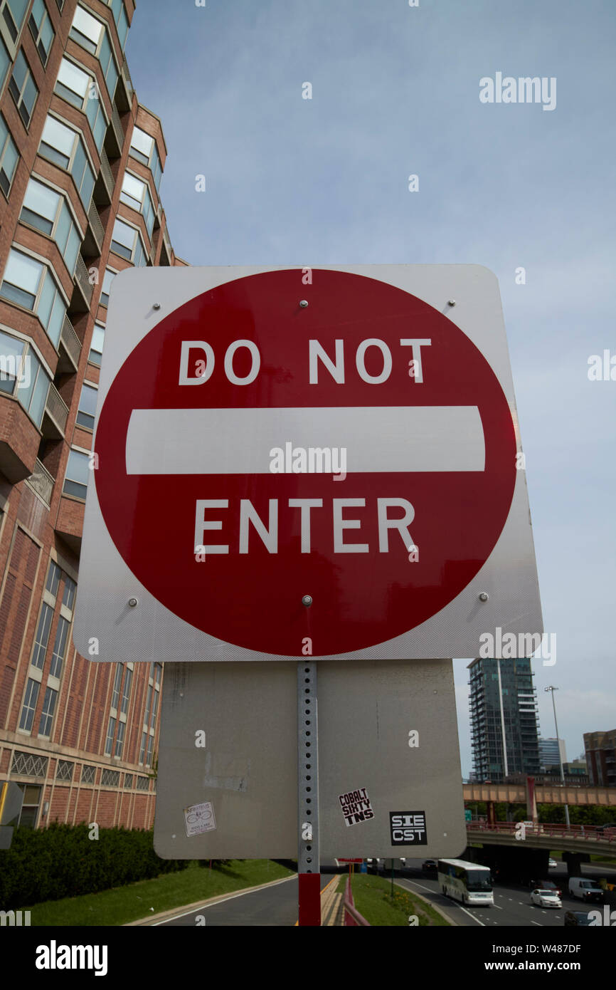 Non inserire il cerchio rosso cartello di avviso su un fuori pista della Interstate Highway in Chicago IL USA Foto Stock