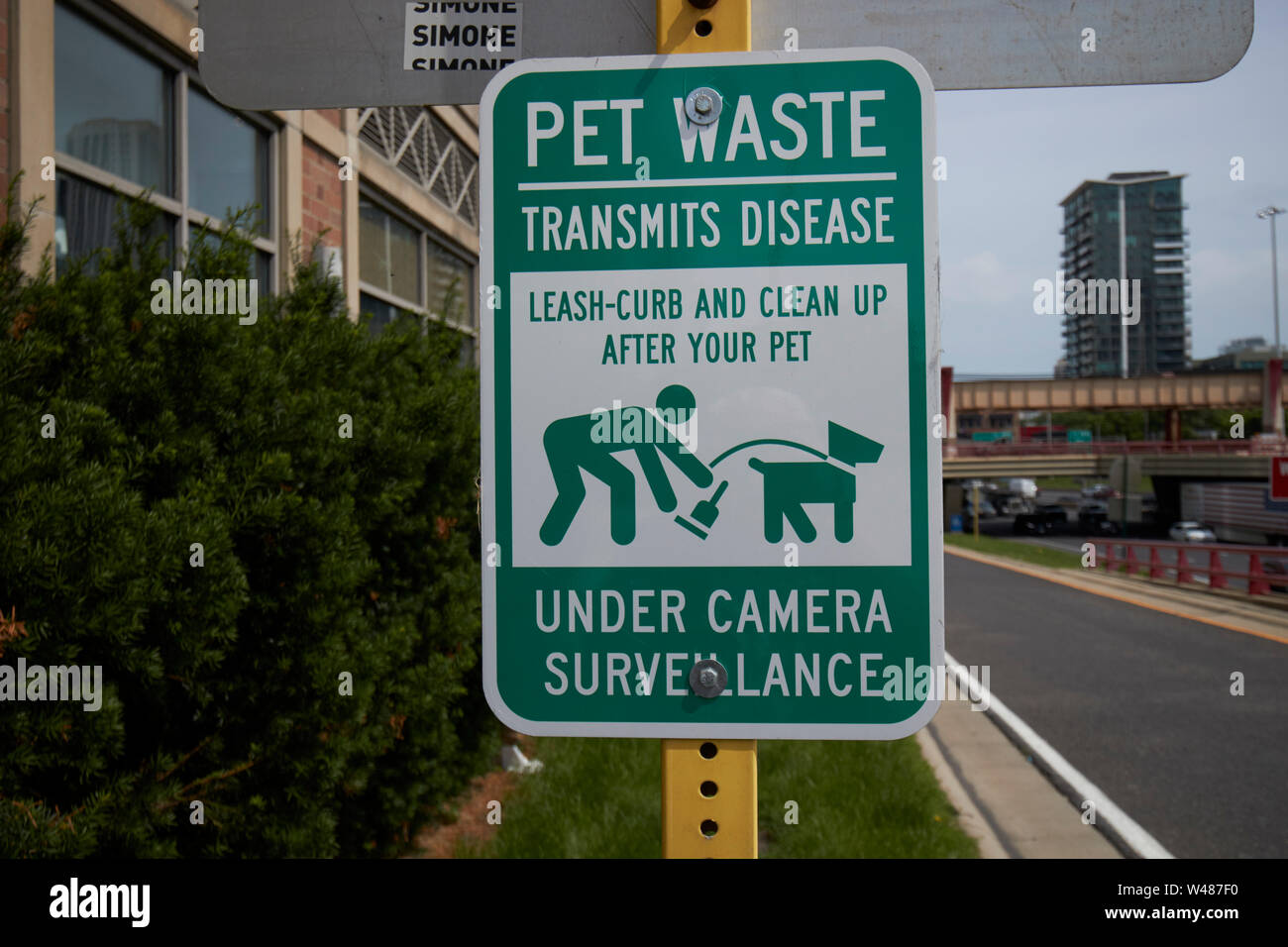 Pulizia dopo il vostro animale domestico rifiuti pet trasmette il segno di malattia sotto la telecamera di sorveglianza Chicago IL USA Foto Stock