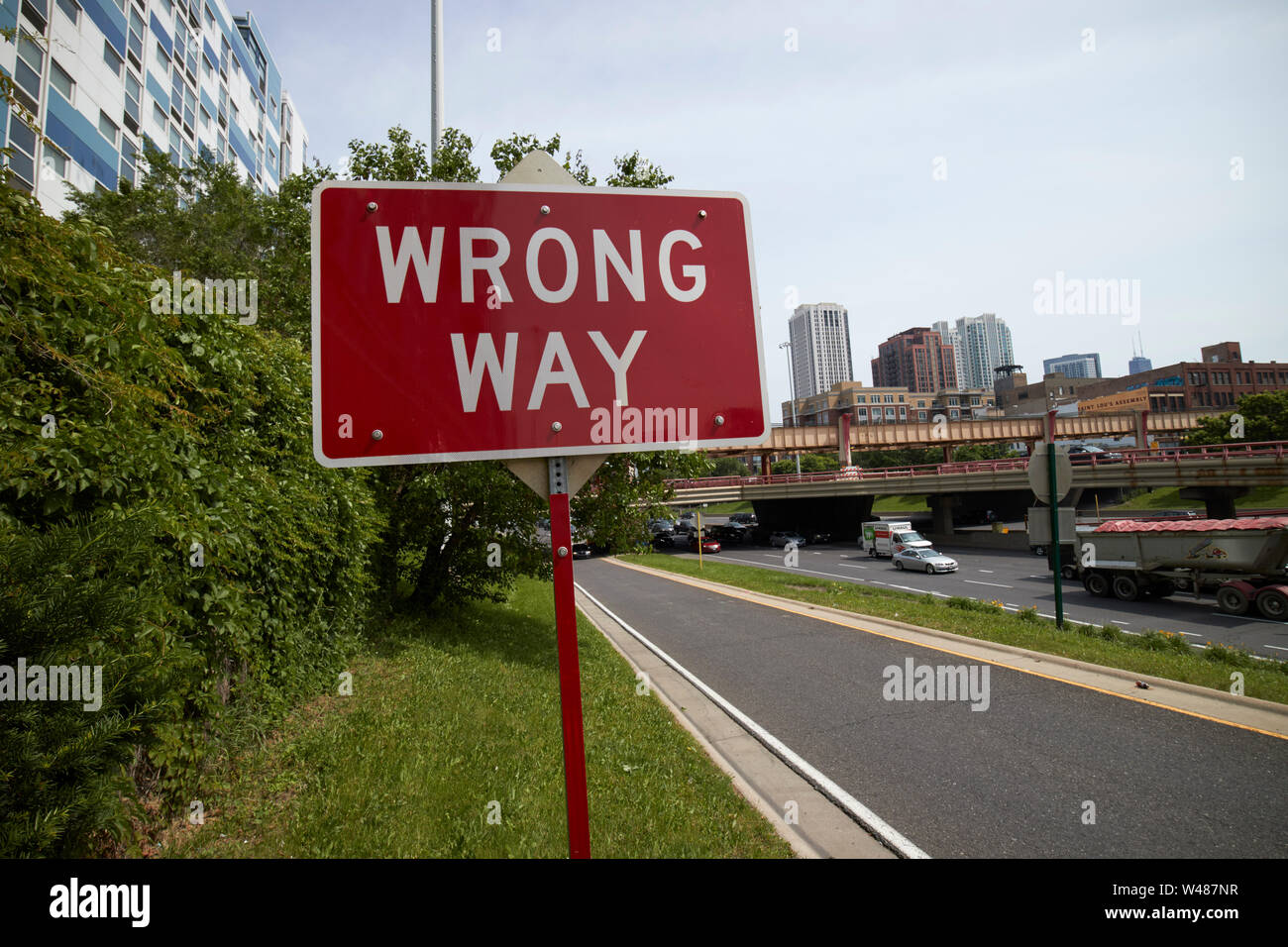 In modo errato rettangolari rosso cartello di avviso su un fuori pista della Interstate Highway in Chicago IL USA Foto Stock
