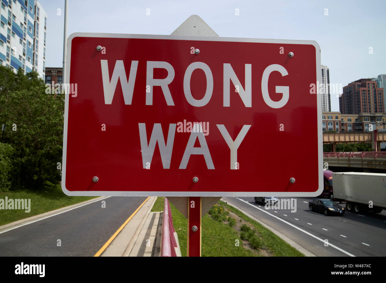 In modo errato rettangolari rosso cartello di avviso su un fuori pista della Interstate Highway in Chicago IL USA Foto Stock