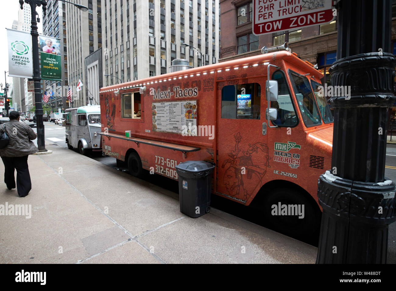Carrelli di cibo parcheggiato nel quartiere finanziario di Chicago a pranzo IL USA Foto Stock