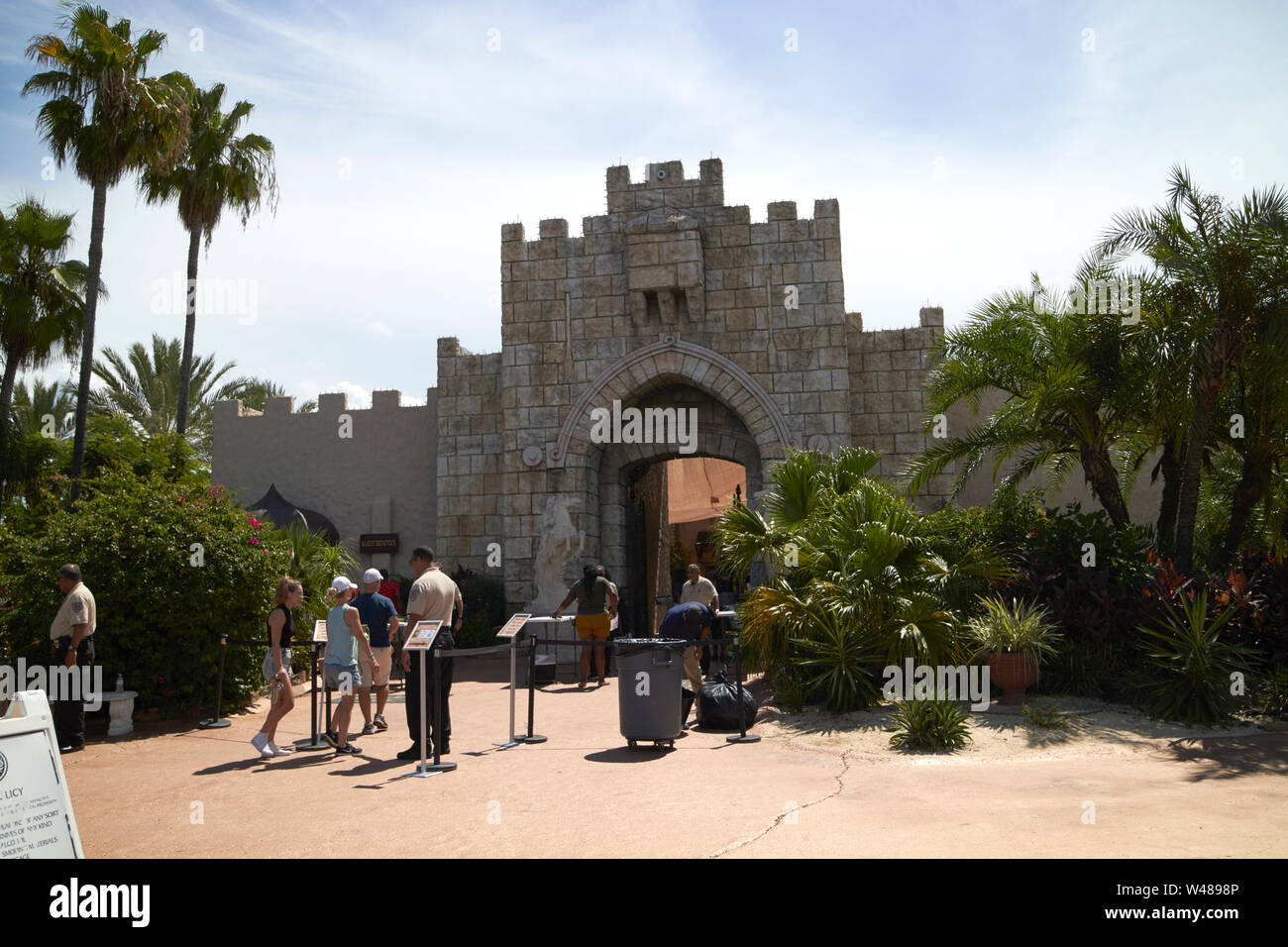 Sicurezza e controllo del sacchetto all'ingresso della terra santa esperienza di Orlando in Florida fl usa stati uniti d'America Foto Stock