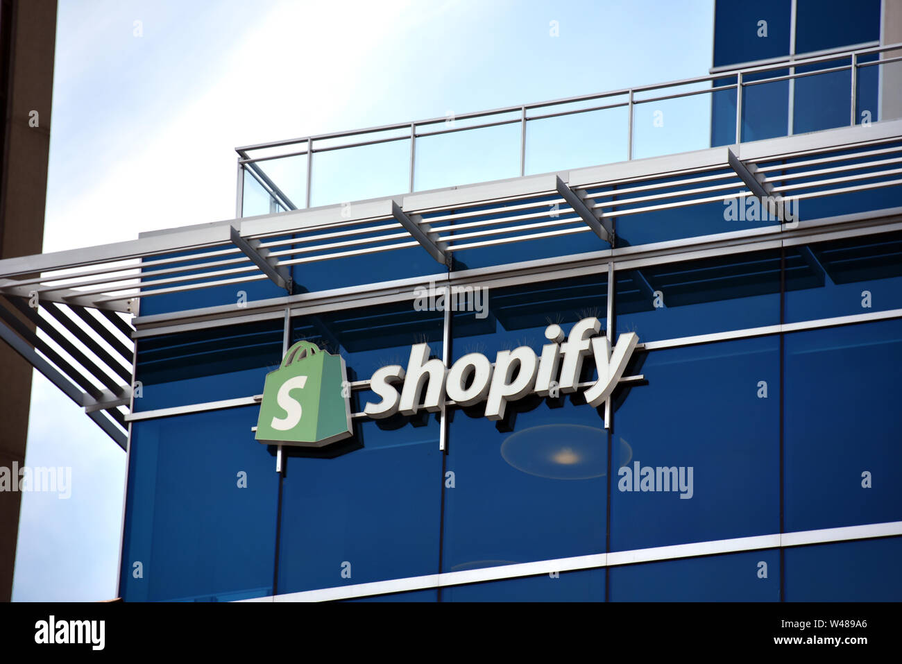 Ottawa, Canada - 20 Luglio 2019: Shopify segno sul quartier generale a 150 Elgin Street. Il canadese azienda di e-commerce vende software per la vendita Foto Stock