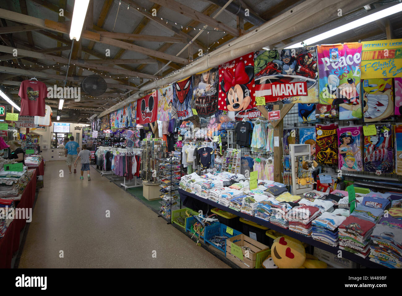 A buon mercato imitazione cinese importato merci in vendita sulle bancarelle a Daytona Beach il mercato delle pulci florida fl usa stati uniti d'America Foto Stock