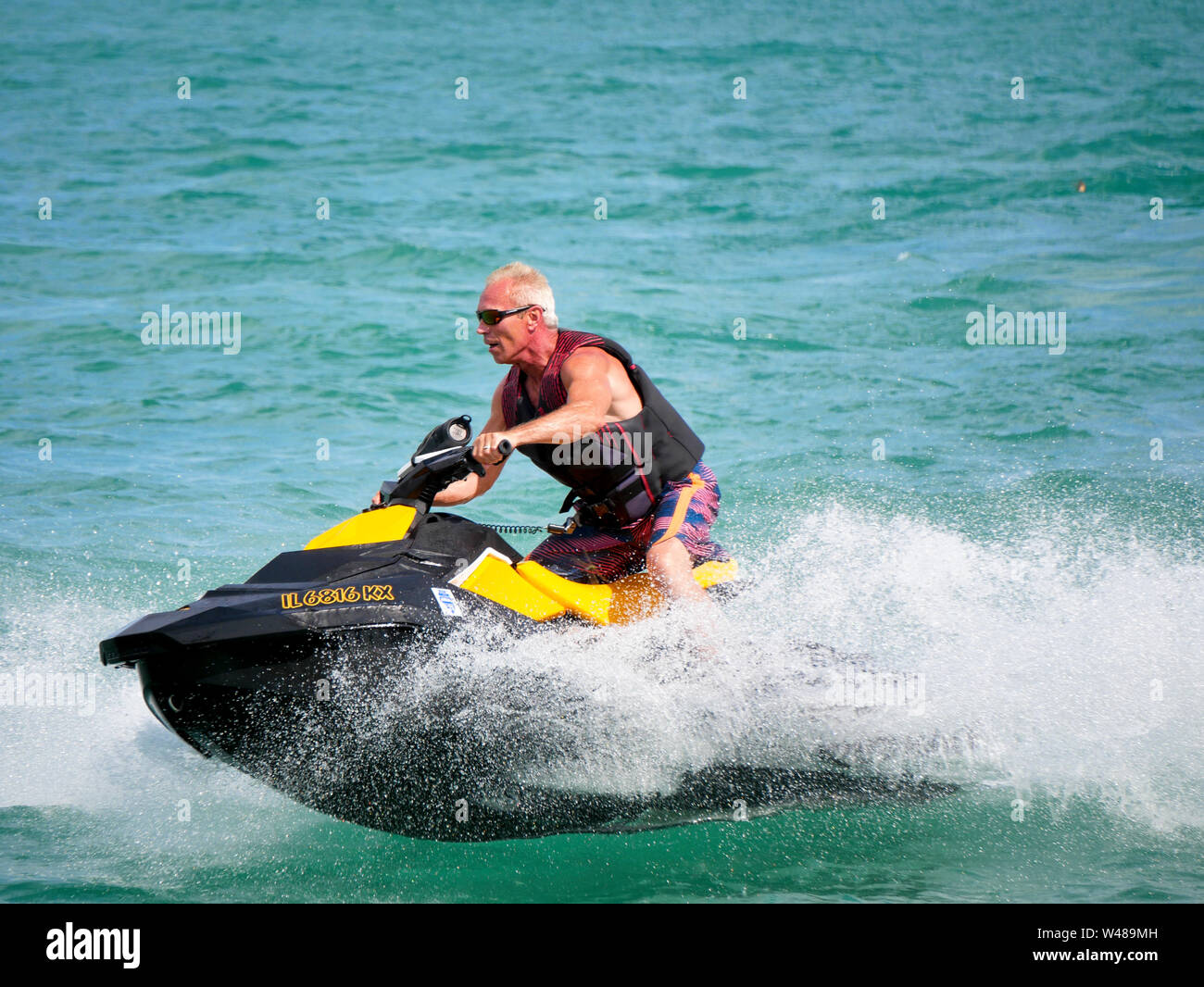 Uomo che cavalca le imbarcazioni personali vista dal Navy Pier, Chicago, Illinois. Motore di emergenza cordino di intercettazione visibile. Foto Stock