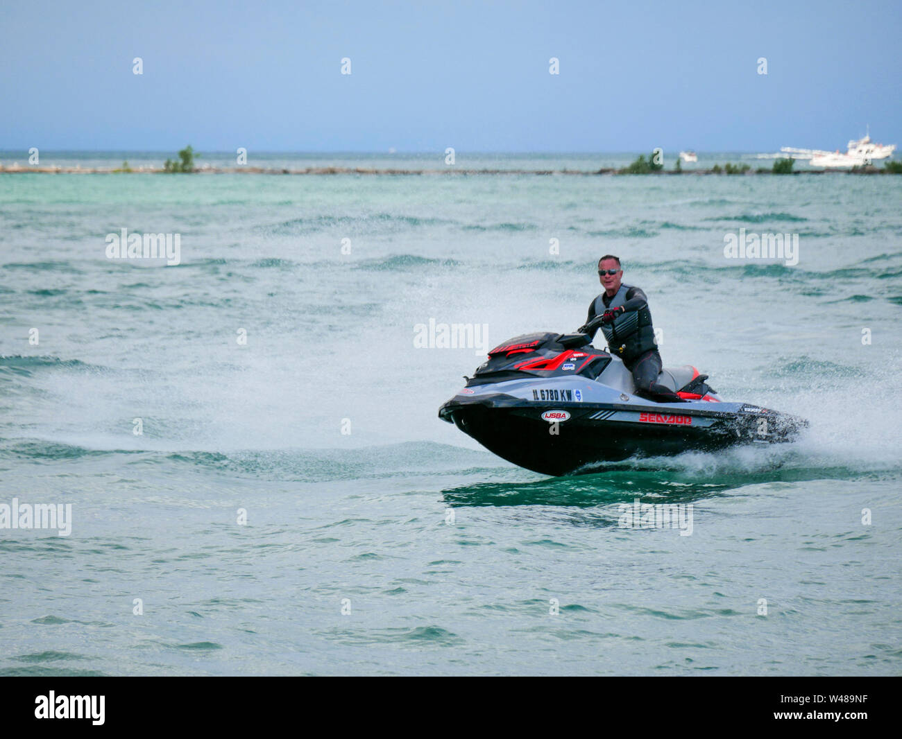 Uomo che cavalca le imbarcazioni personali vista dal Navy Pier, Chicago, Illinois. Foto Stock