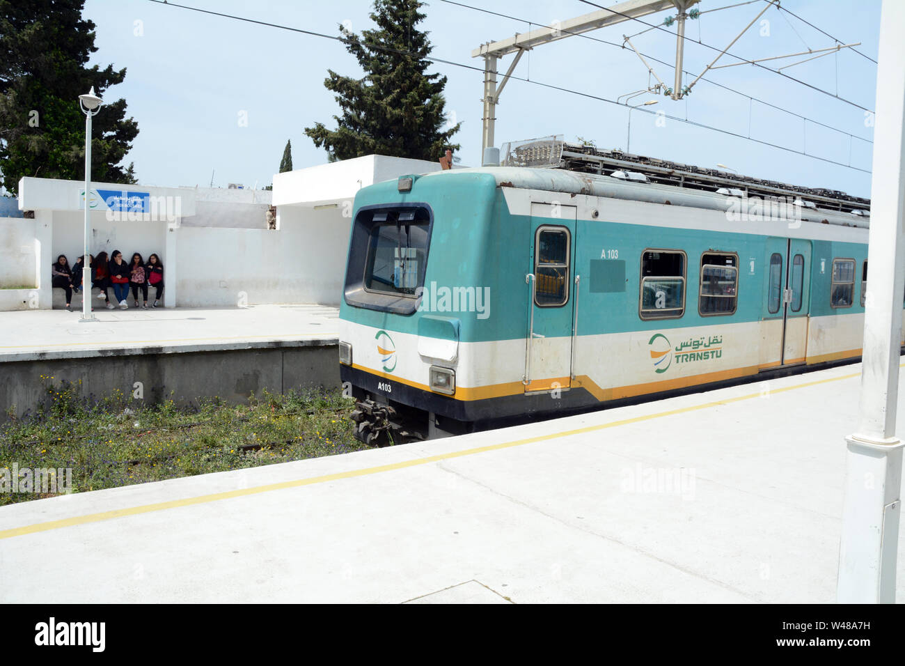 Pendolari tunisino a Sidi Bou Said la fermata della metro a Tunisi attendono l arrivo di un treno della metropolitana, in Tunisia. Foto Stock