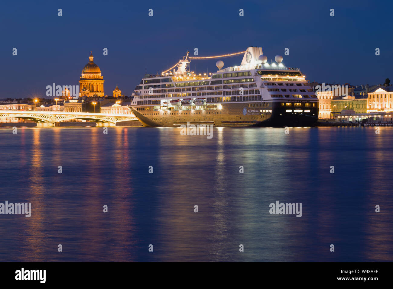 SAINT-Petersburg, Russia - 20 giugno 2019: cinque stelle di nave da crociera Azamara Viaggio nel paesaggio di notte Foto Stock