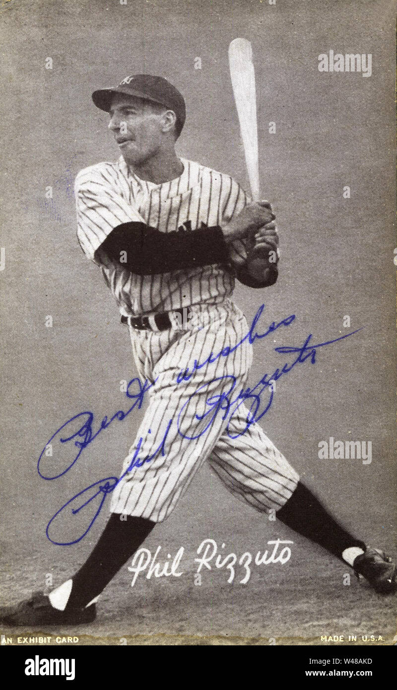Ha firmato la scheda di baseball di Phil Rizzuto una star player per i New York Yankees in quaranta e cinquanta. Foto Stock