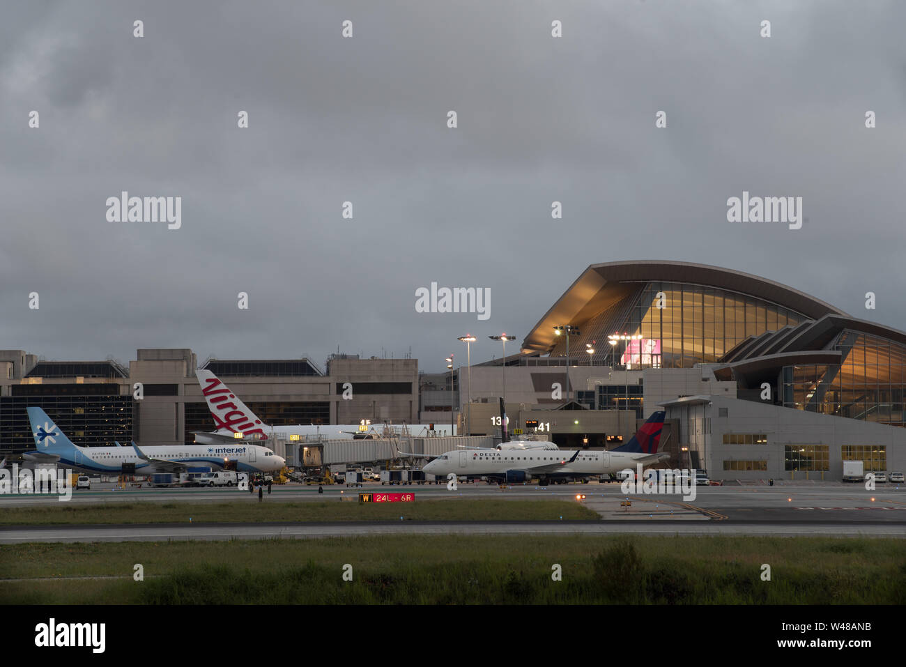 Immagine, guardando a sud, che mostra il Tom Bradley Terminal all'aeroporto internazionale di Los Angeles, LAX. Foto Stock