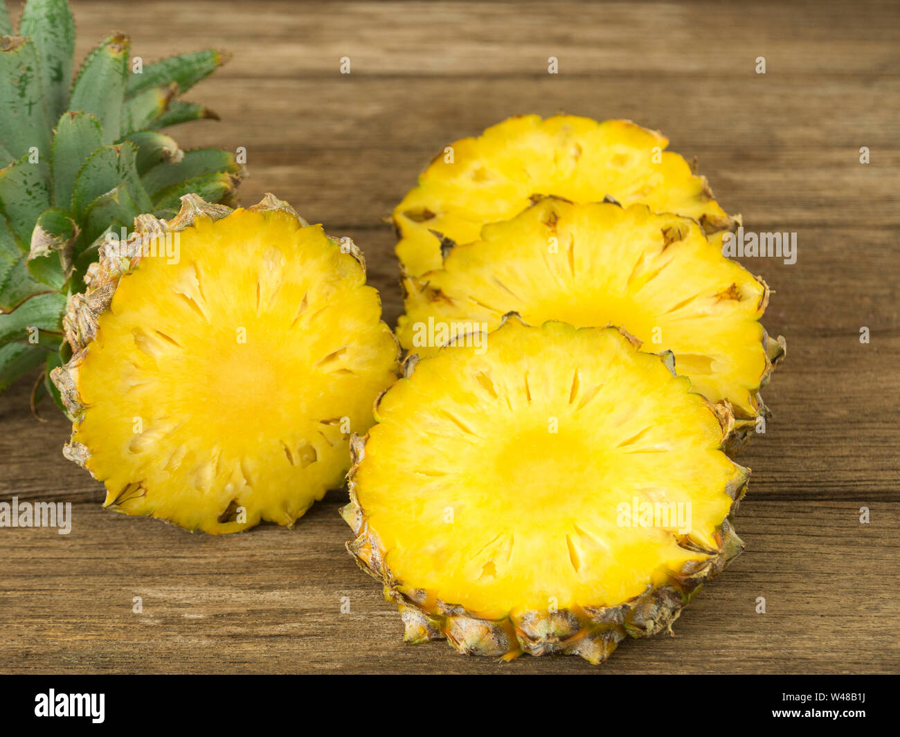 Ananas e fetta di ananas sulla tavola di legno per la salute. Foto Stock