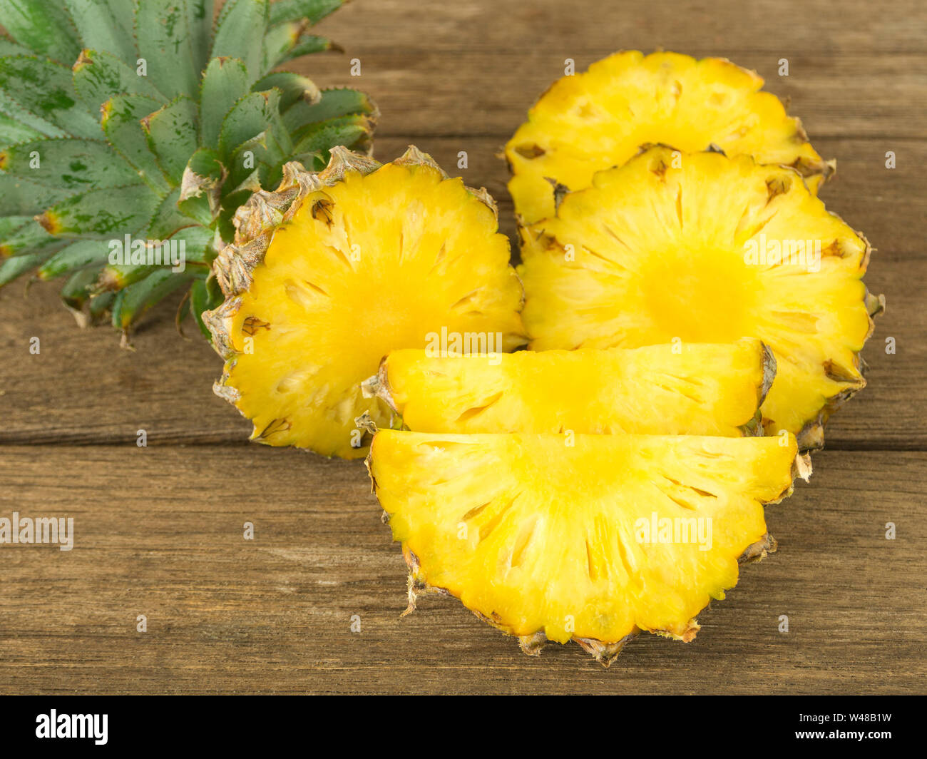Ananas e fetta di ananas sulla tavola di legno per la salute. Foto Stock