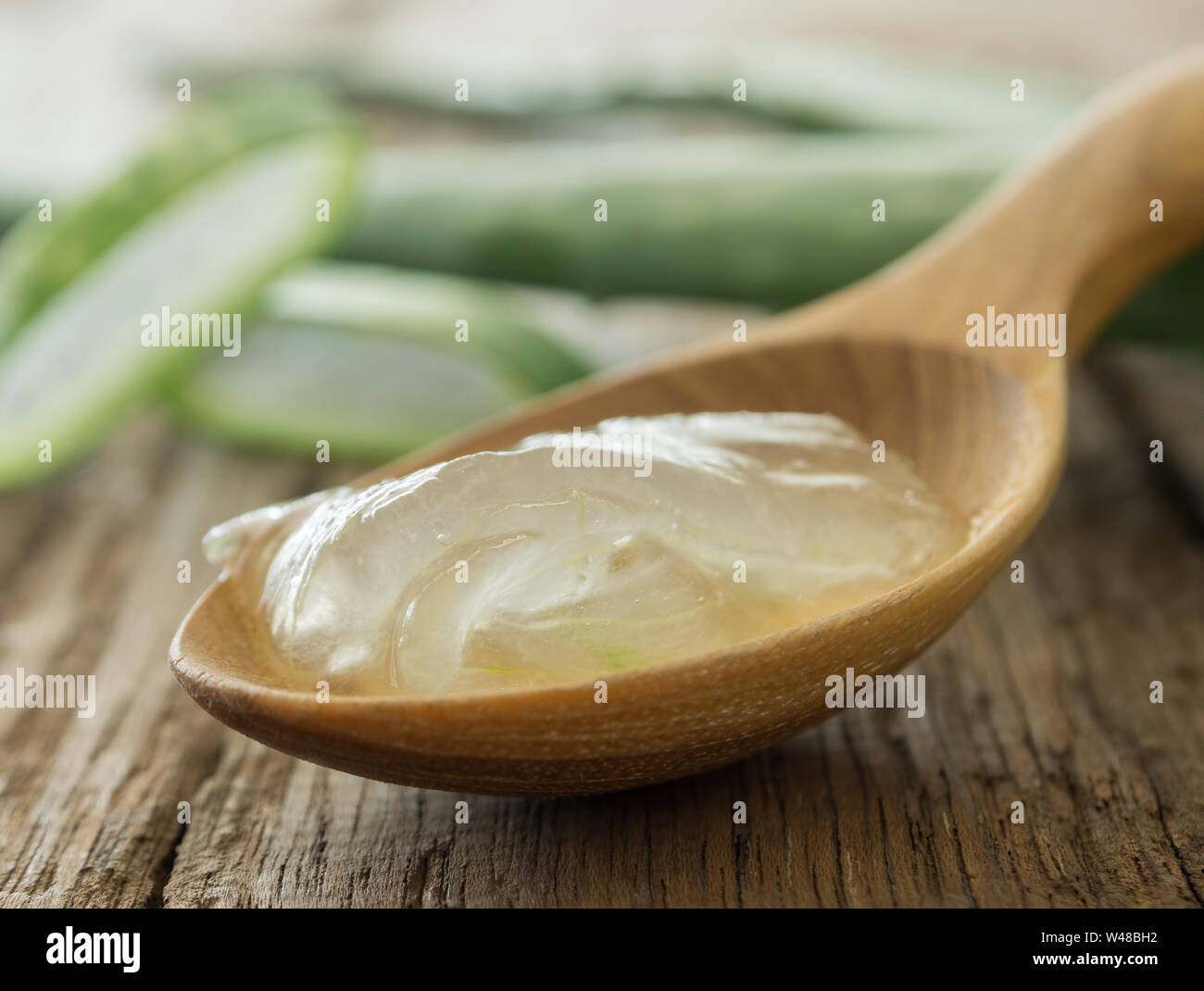 Aloe vera gel sul cucchiaio di legno. Selezionare la messa a fuoco Foto Stock