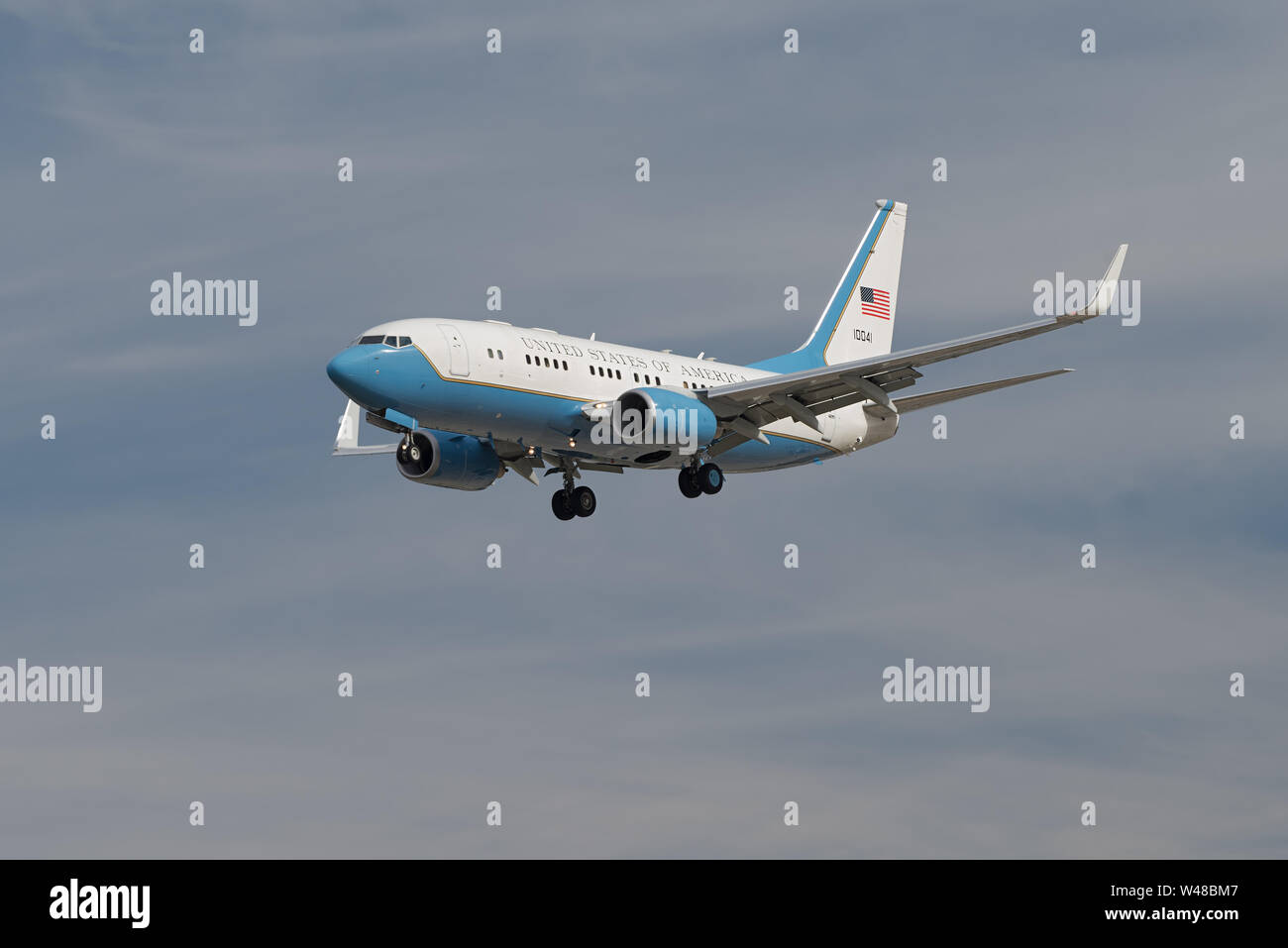 Stati Uniti d'America (USAF) (aeromobili Boeing C-40 Clipper) avvicinamento LAX per lo sbarco. La Boeing C-40 è una versione militare del Boeing 737. Foto Stock