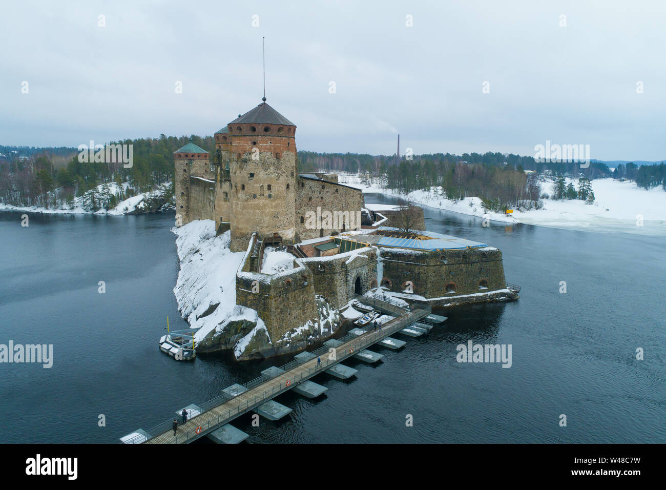 Vista dell'antica fortezza di Olavinlinna su un marzo crepuscolo giorno (ripresa da un quadcopter) Savonlinna, Finlandia Foto Stock