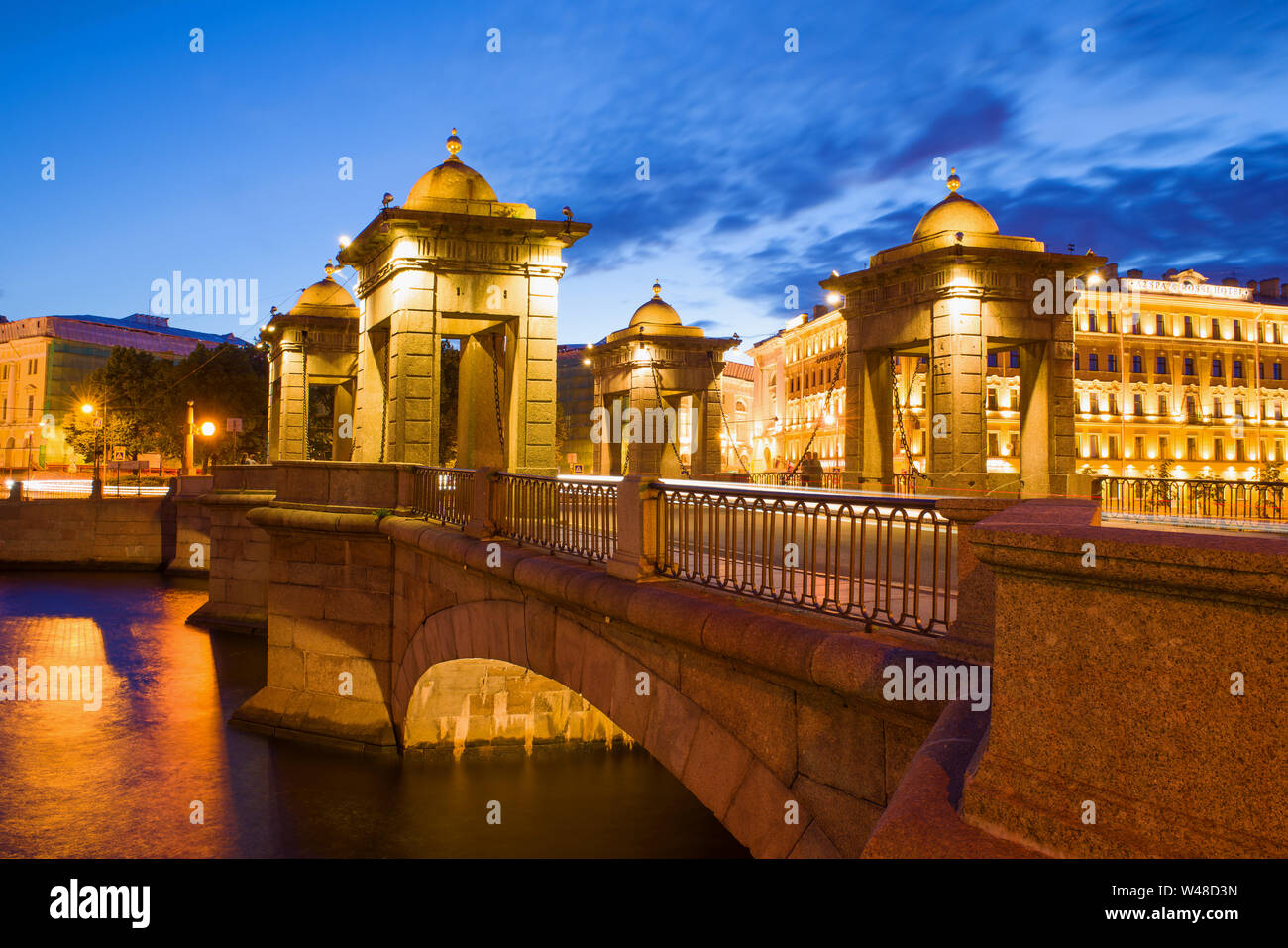 SAINT-Petersburg, Russia - 25 giugno 2019: presso il ponte di Lomonossov su una notte bianca Foto Stock