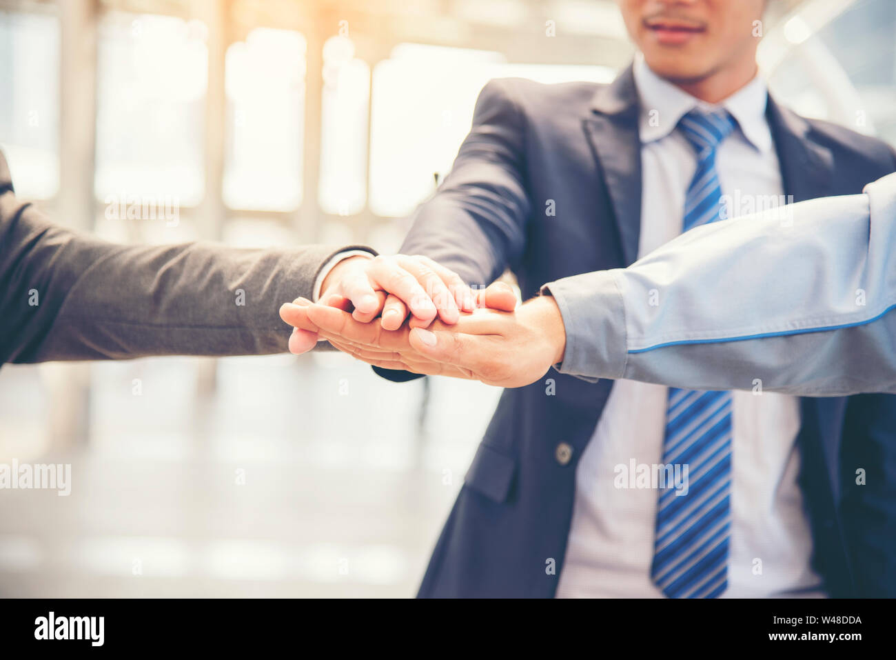 Asian multiculturale di colleghi di lavoro persone consulting all'aperto nella città moderna. La diversità dei colleghi parlare di team fiducia nel partenariato. Consulente Foto Stock