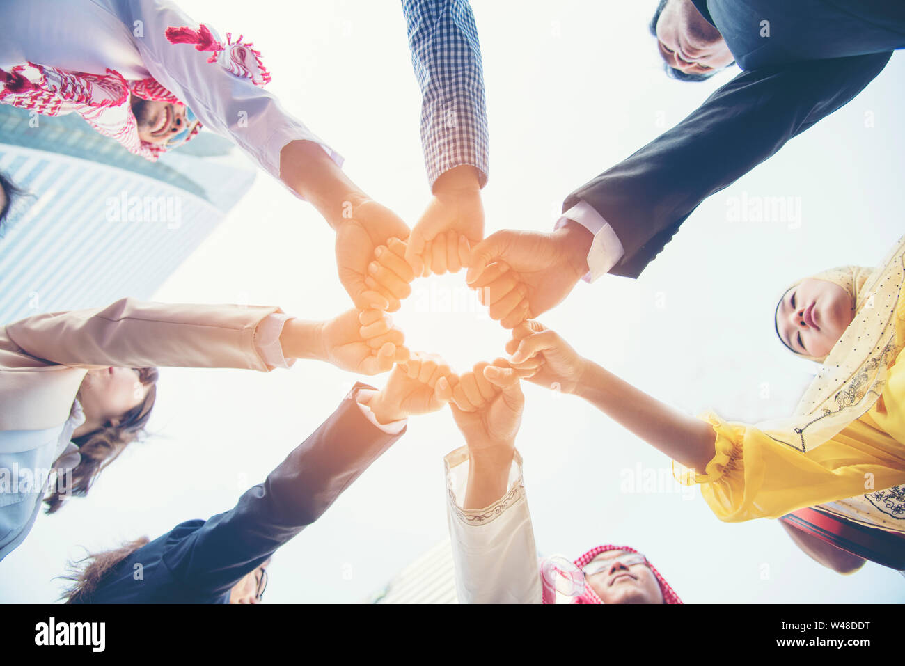 Gruppo multietnico di giovani il lavoro di squadra in piedi le mani insieme . Il lavoro di squadra concetti. Foto Stock