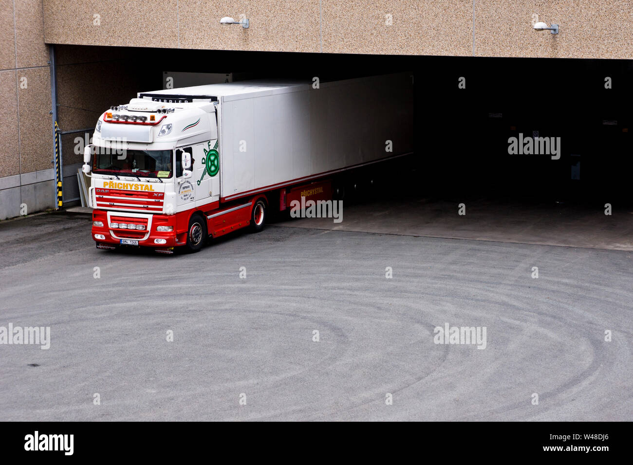 Carrello proveniente da una zona di erogazione di un supermercato dopo aver eseguito lo scarico di merci Foto Stock