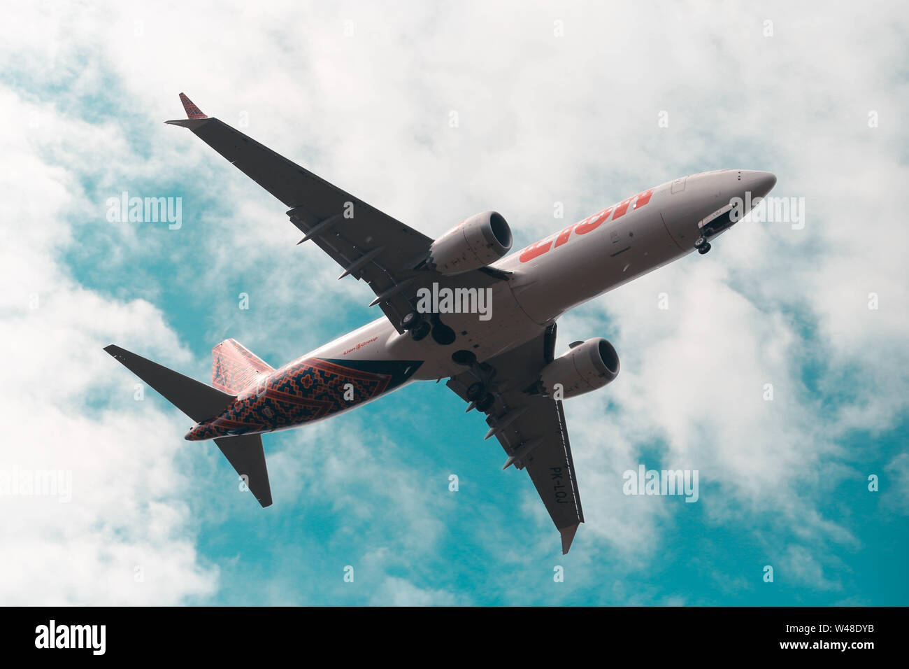 Boeing 737-8 MAX di Lion Air PK-LQJ avvicinando alla terra in Supadio Aeroporto Internazionale Pontianak, Indonesia Foto Stock