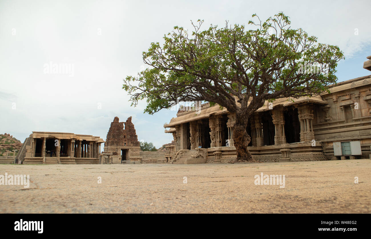 La vista interna del Vittala o Vitthala tempio complesso in Hampi, nello stato di Karnataka, India. Foto Stock