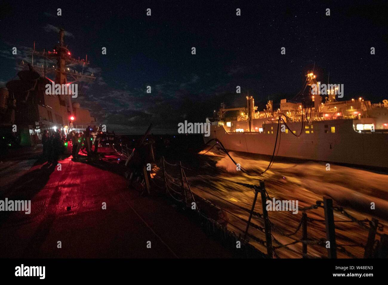 190720-N-JL568-1091 CORAL SEA (20 luglio 2019) Il Arleigh Burke-class guidato-missile destroyer USS McCampbell (DDG 85) conduce a una ricostituzione in mare con il trasporto di carichi secchi e munizioni nave USNS Richard E. Byrd (T-AKE 4) a notte. McCampbell, parte di Wasp Expeditionary Strike gruppo, con avviato 31 Marine Expeditionary Unit, partecipa attualmente a Talisman Sabre 2019 al largo delle coste del nord Australia. Un accordo bilaterale, evento biennale, Talisman Sabre è progettato per migliorare NEGLI STATI UNITI Australia e combattere la formazione, la disponibilità e l' interoperabilità attraverso l' realistico, formazione pertinenti necess Foto Stock