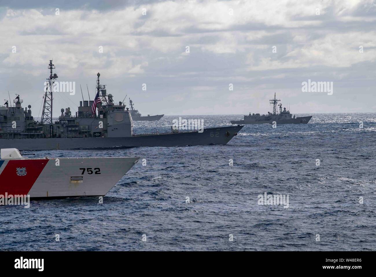 190711-N-JL568-1232 Mare di Tasman (11 luglio 2019) Il USCGC Stratton (WMSL 752), sinistra lontana, USS Chancellorsville (CG 62), sinistra, HMAS Melbourne (FFG 05), centro e USS William Lawrence (DDG 110) transito con l'Arleigh Burke-class guidato-missile destroyer USS McCampbell (DDG 85) durante un esercizio di foto (PHOTOEX) come parte dell'esercizio talismano Sabre 2019. McCampbell, parte di Wasp Expeditionary Strike gruppo, con avviato 31 Marine Expeditionary Unit, partecipa attualmente a Talisman Sabre 2019 al largo delle coste del nord Australia. Un accordo bilaterale, evento biennale, Talisman Sabre è il DES Foto Stock