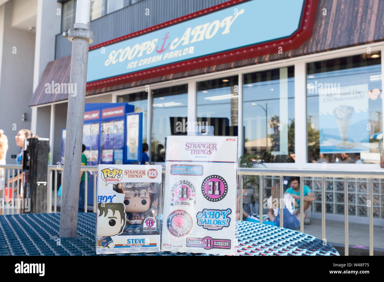 BURBANK, IN CALIFORNIA, STATI UNITI D'America - 14 luglio 2019: Netflix straniero cose Stagione 3, sessole Ahoy Pop Up Store a Baskin Robbins sul loro ultimo giorno. Foto Stock