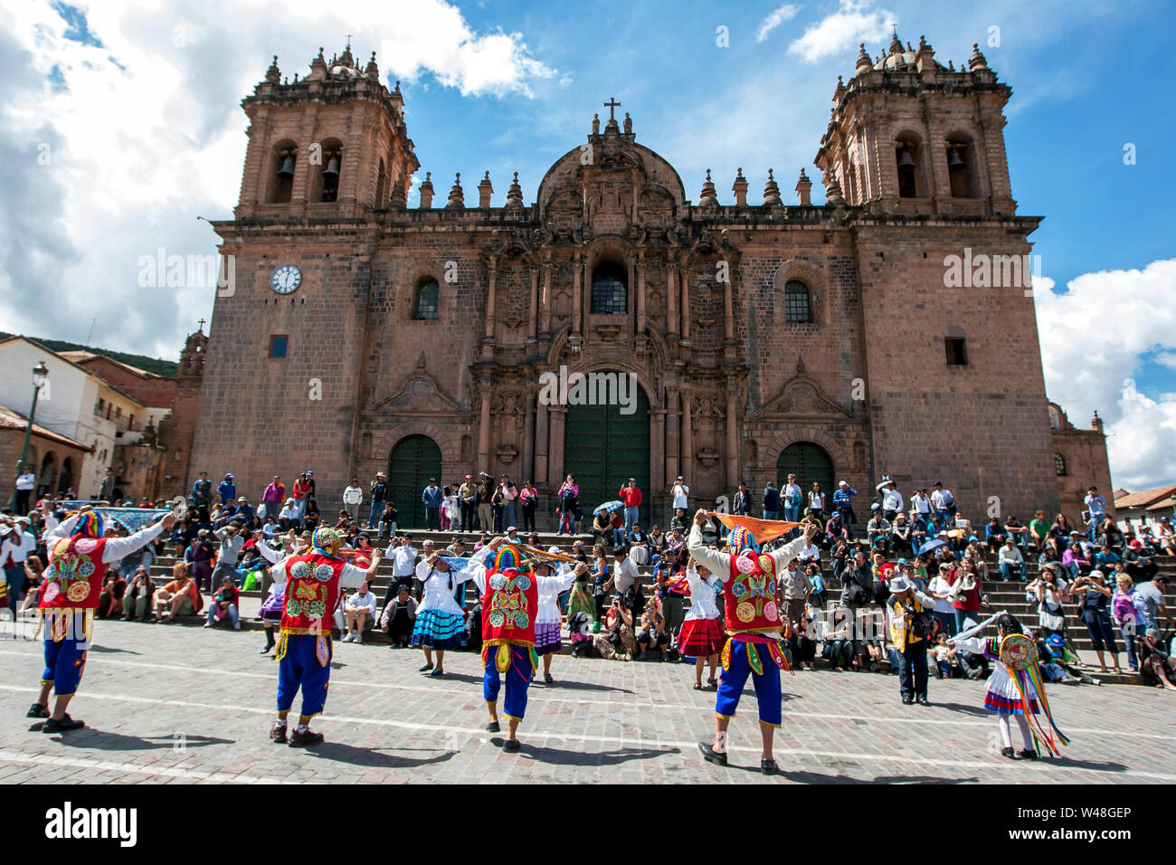 Vestiti in maniera colorata artisti peruviani dance passato la cattedrale  di Cusco a Plaza de Armas di Cusco in Perù durante il giorno di maggio  parade Foto stock - Alamy