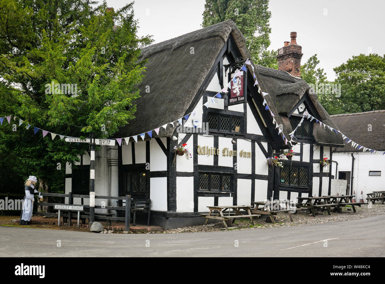 Esterno del White Lion Inn francone con tetto di paglia e pub Giacobino risalente al 1614. Foto Stock