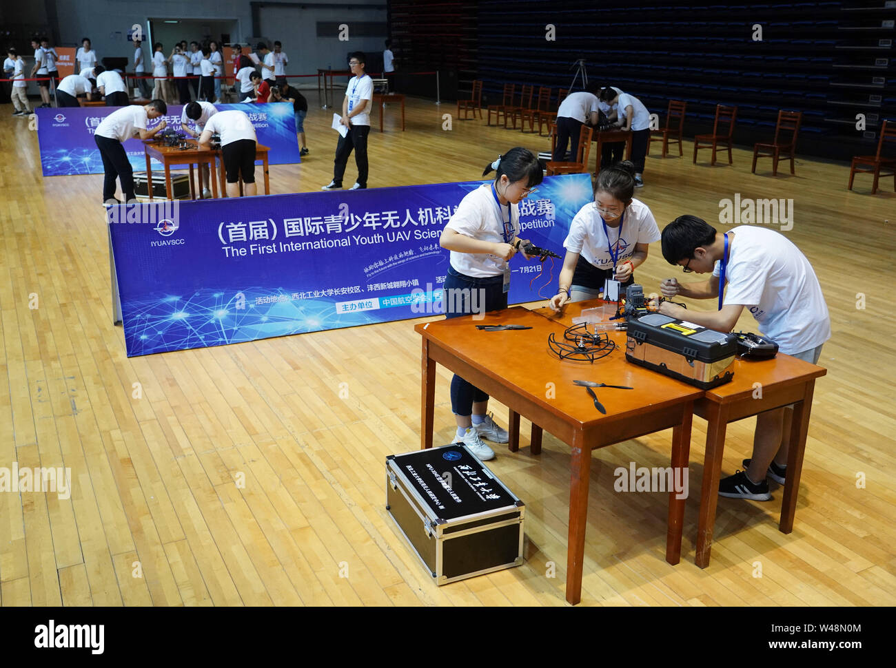 Xi'an, la Cina della provincia di Shaanxi. 21 Luglio, 2019. I concorrenti assemblare veicoli aerei senza equipaggio (UAV) durante il primo International Youth UAV Scienza Camp & concorrenza (IYUAVSCC) a Xi'an, Cina nord-occidentale della provincia di Shaanxi, 21 luglio 2019. Il primo IYUAVSCC, lanciato dalla società cinese di aeronautica e astronautica (CSAA) e Northwestern Università politecnica, calci fuori qui il lunedì, attirare gli studenti delle scuole superiori da casa e all'estero. Credito: Shao Rui/Xinhua/Alamy Live News Foto Stock