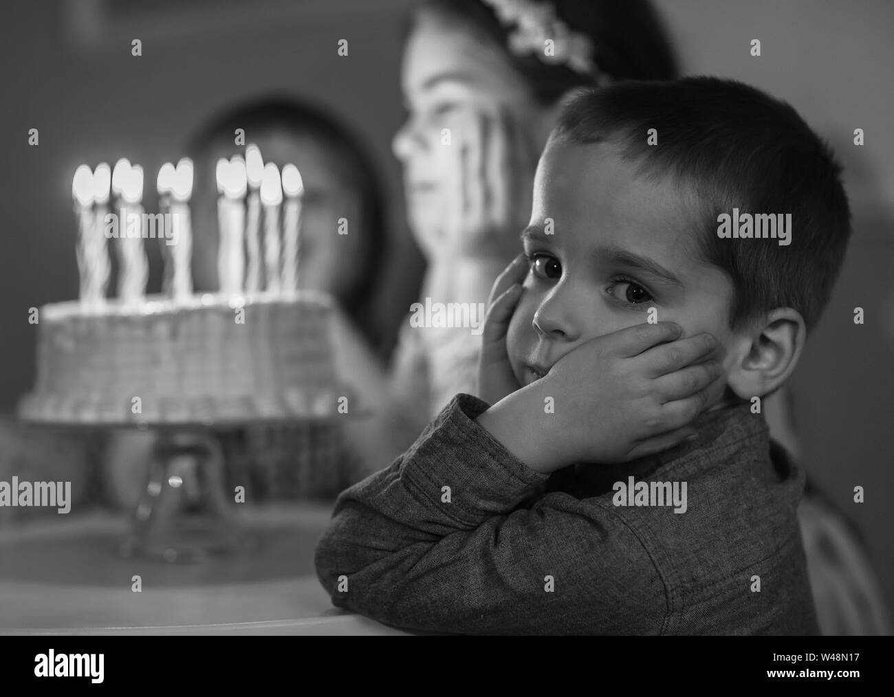 Compleanno di bambini. I bambini nei pressi di una torta di compleanno con candele Foto Stock