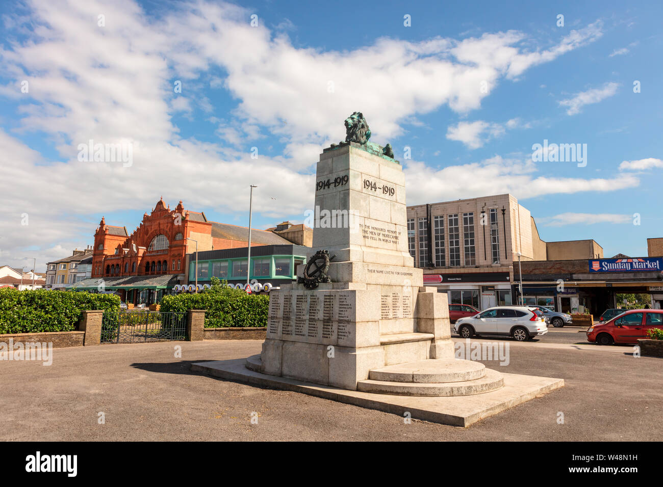 Il memoriale di guerra sulla strada marina in Morecambe, Lancashire progettato da Thomas Mawson Hayton è in granito con un leone di bronzo. Foto Stock