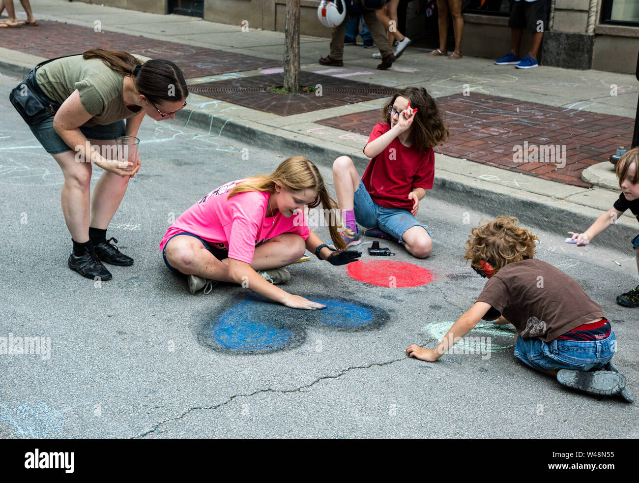 Chicago, Stati Uniti d'America. Il 20 luglio, 2019. Bambini gesso disegni durante il Chalk Howard Street Festival a Chicago, negli Stati Uniti, 20 luglio 2019. Chalk Howard Street Festival attira la fama internazionale 3D artisti di strada, locale 2D chalk artisti come pure gli artisti emergenti. Credito: Joel Lerner/Xinhua/Alamy Live News Foto Stock