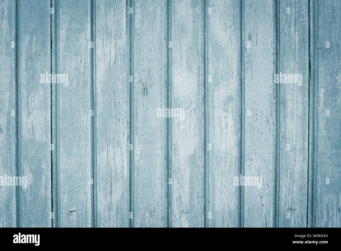 Grigio a strisce di superficie di legno. Squallido grigio chiaro e blu recinto con chiodi. Parete di legno sfondo, vecchio plance, parquet, tabella. Vintage schede blu textur Foto Stock