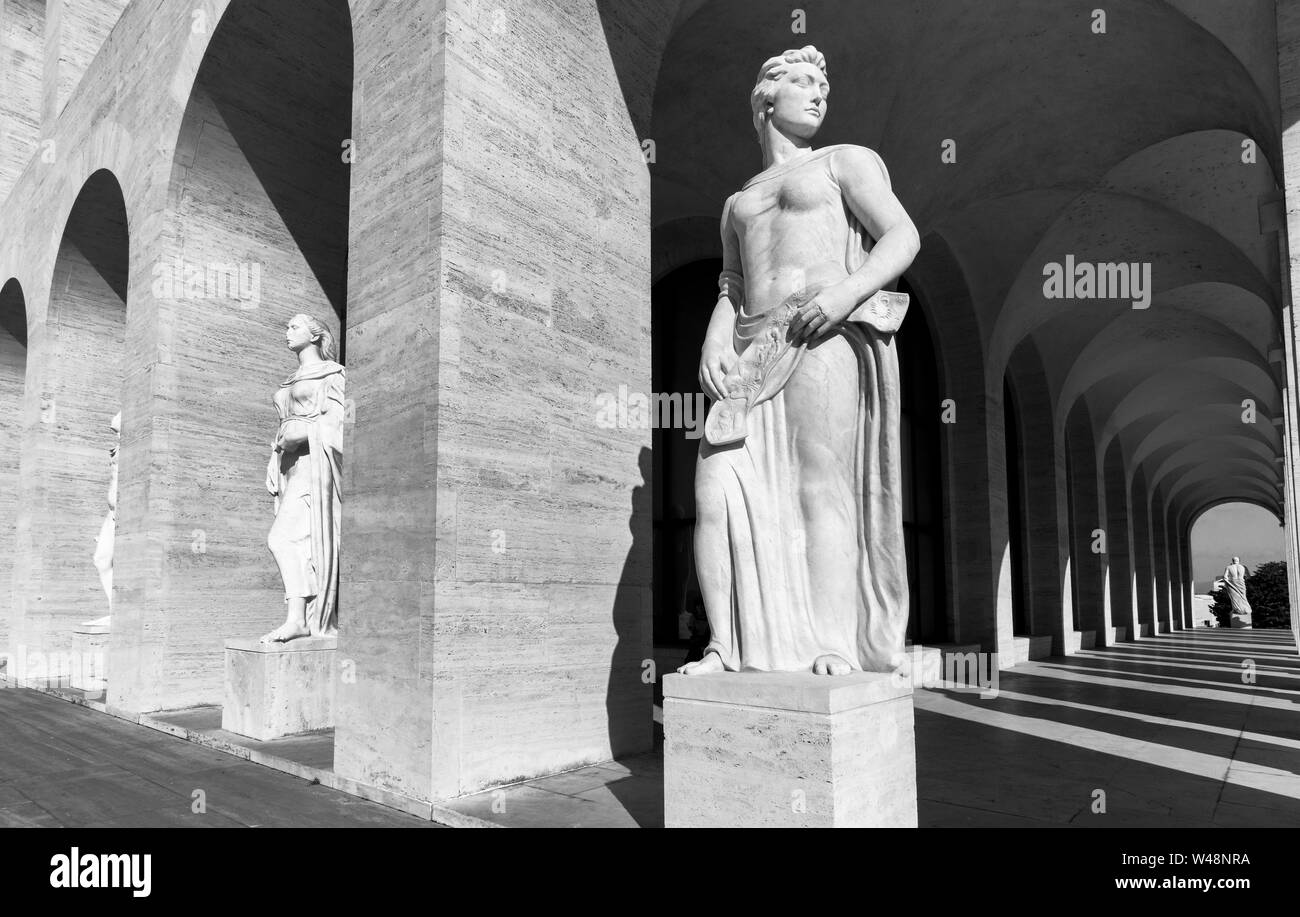 Il Palazzo della Civilta del Lavoro, progettato nel 1937 da Marcello Piacentini, per l'Esposizione Universale di Roma EUR o, Roma, Italia. Foto Stock