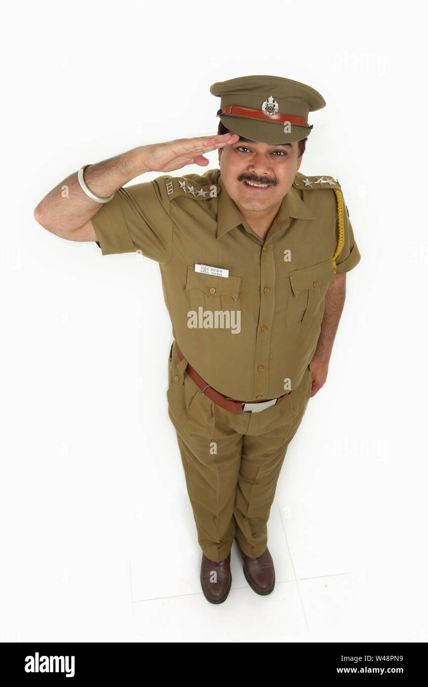 Vista ad alto angolo di un poliziotto Saluting Foto Stock