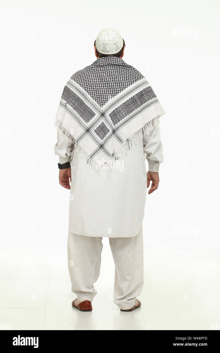 Vista posteriore di un uomo musulmano in piedi Foto Stock