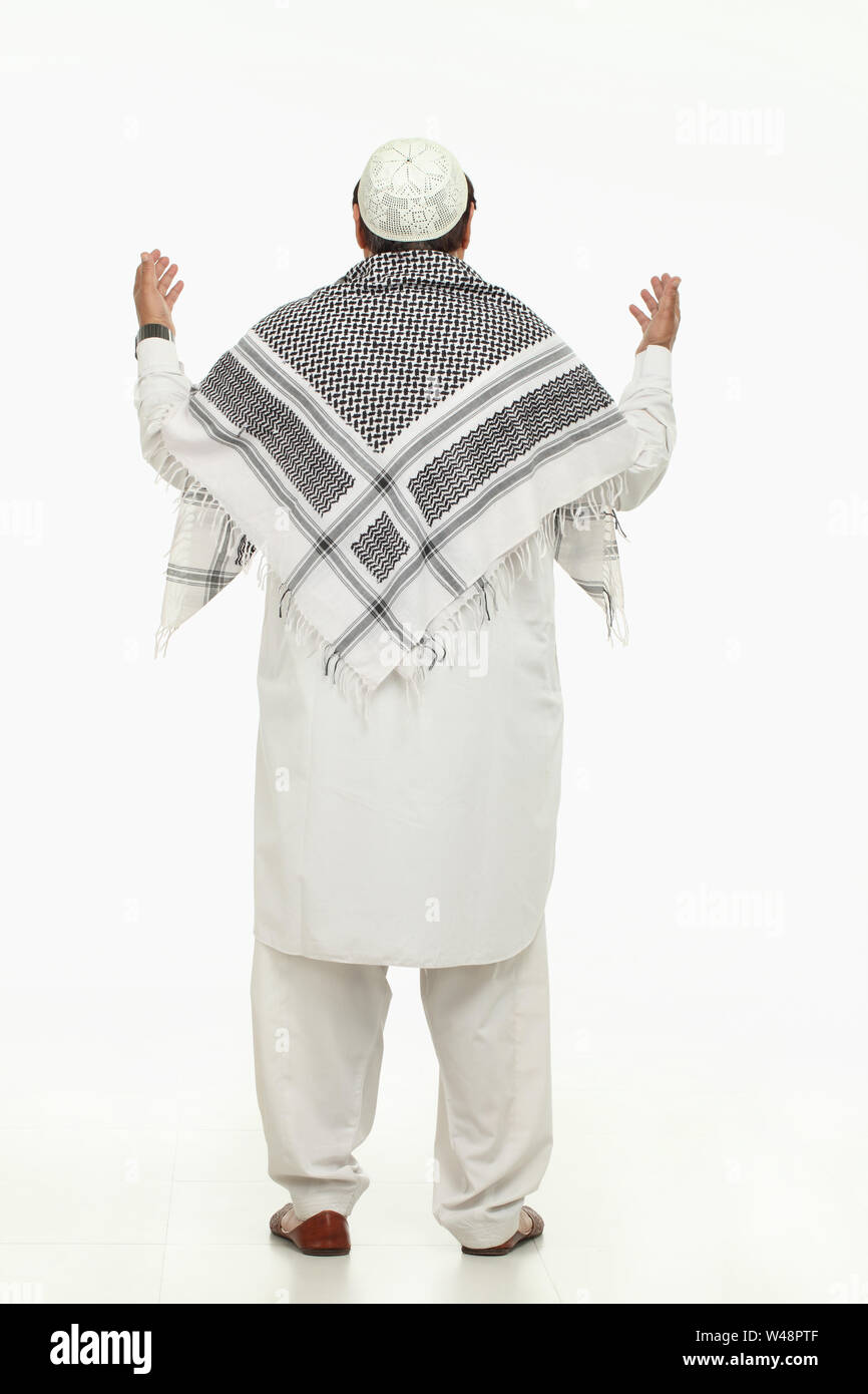 Vista posteriore dei musulmani uomo che prega Foto Stock